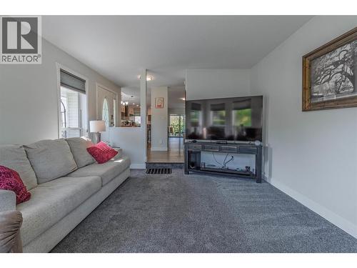 323 Riesling Place, Oliver, BC - Indoor Photo Showing Living Room