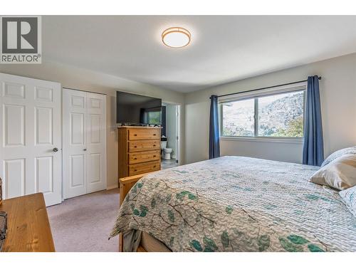323 Riesling Place, Oliver, BC - Indoor Photo Showing Bedroom