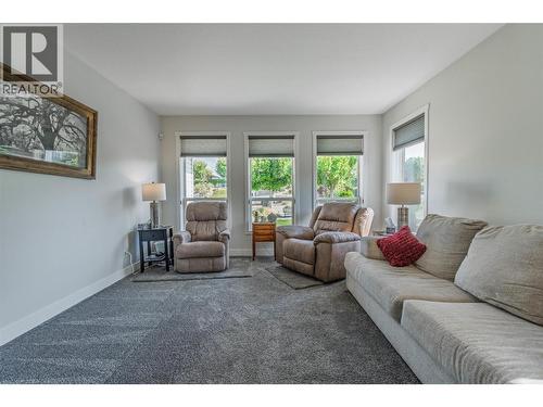 323 Riesling Place, Oliver, BC - Indoor Photo Showing Living Room