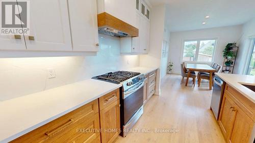 214 Irishwood Lane, Brockton, ON - Indoor Photo Showing Kitchen With Upgraded Kitchen