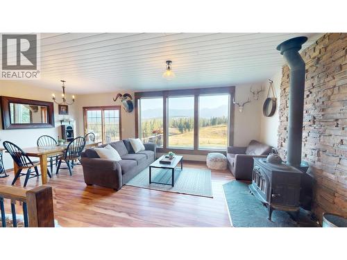 7229 3/93 Highway, Cranbrook, BC - Indoor Photo Showing Living Room