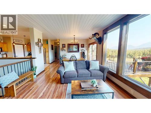 7229 3/93 Highway, Cranbrook, BC - Indoor Photo Showing Living Room
