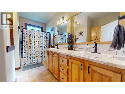 7229 3/93 Highway, Cranbrook, BC - Indoor Photo Showing Bathroom