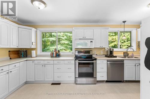 26 Hallecks Road, Front Of Yonge, ON - Indoor Photo Showing Kitchen With Double Sink