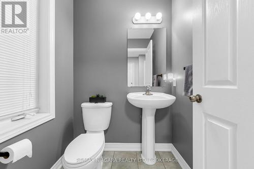 160 Wallace Avenue S, Welland (Lincoln/Crowland), ON - Indoor Photo Showing Bathroom