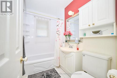 4pc Bathroom - 316 Bowen Road, Fort Erie (Central), ON - Indoor Photo Showing Bathroom