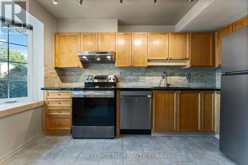 2664 Draper Avenue, Ottawa, ON - Indoor Photo Showing Kitchen