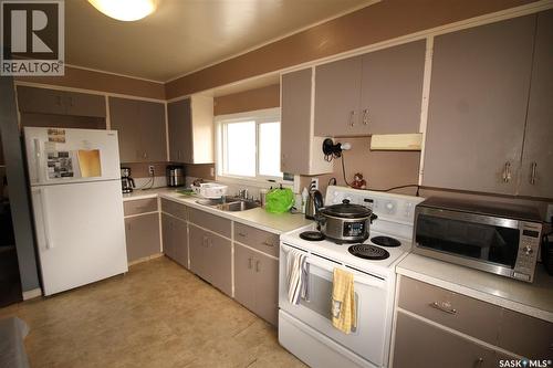 138 Redcoat Drive, Eastend, SK - Indoor Photo Showing Kitchen With Double Sink