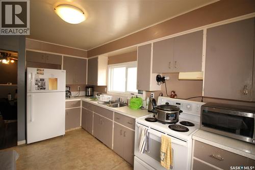 138 Redcoat Drive, Eastend, SK - Indoor Photo Showing Kitchen With Double Sink