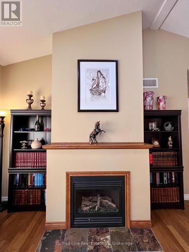 Main Floor Gas Fireplace - 11 - 500 Lakeview Drive, Woodstock (Woodstock - North), ON - Indoor Photo Showing Living Room With Fireplace