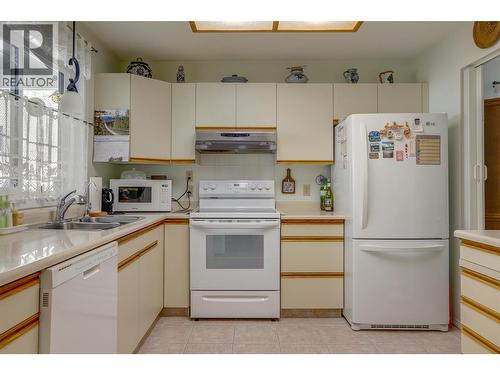 3900 27 Avenue Unit# 19, Vernon, BC - Indoor Photo Showing Kitchen With Double Sink