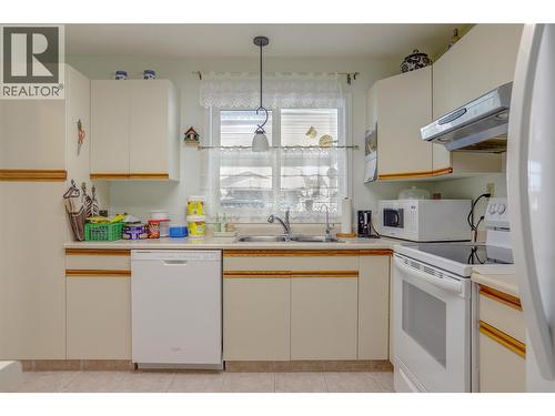 3900 27 Avenue Unit# 19, Vernon, BC - Indoor Photo Showing Kitchen With Double Sink