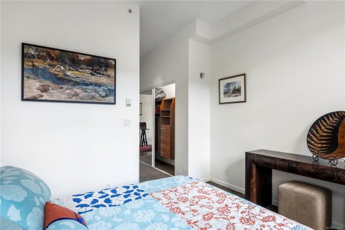 107-827 Fairfield Rd, Victoria, BC - Indoor Photo Showing Bedroom