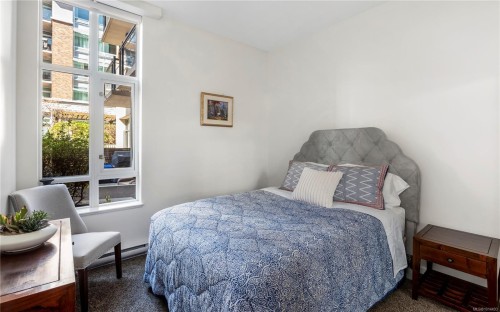 107-827 Fairfield Rd, Victoria, BC - Indoor Photo Showing Bedroom