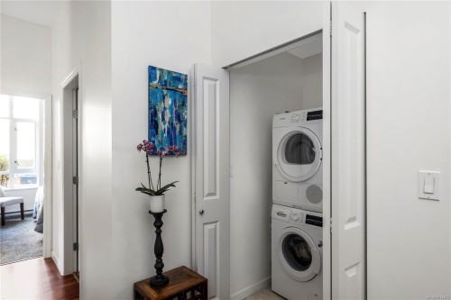 107-827 Fairfield Rd, Victoria, BC - Indoor Photo Showing Laundry Room
