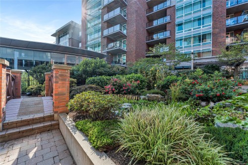 107-827 Fairfield Rd, Victoria, BC - Outdoor