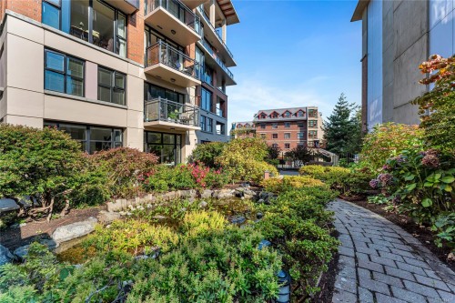 107-827 Fairfield Rd, Victoria, BC - Outdoor