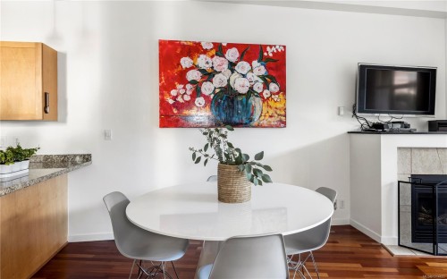 107-827 Fairfield Rd, Victoria, BC - Indoor Photo Showing Dining Room