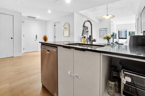 Kitchen - 701-4982 Place De La Savane, Montréal (Côte-Des-Neiges/Notre-Dame-De-Grâce), QC - Indoor Photo Showing Kitchen With Upgraded Kitchen