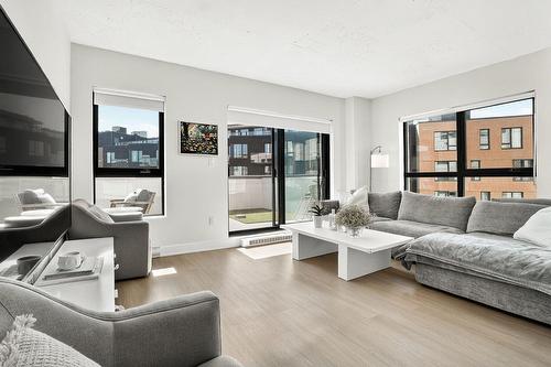 Living room - 701-4982 Place De La Savane, Montréal (Côte-Des-Neiges/Notre-Dame-De-Grâce), QC - Indoor Photo Showing Living Room
