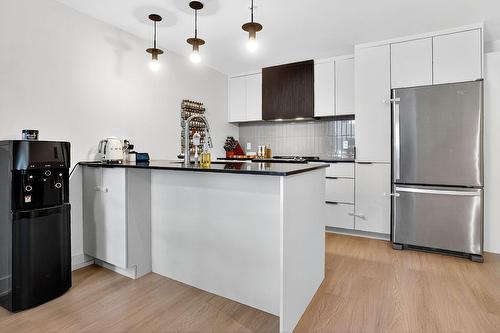 Kitchen - 701-4982 Place De La Savane, Montréal (Côte-Des-Neiges/Notre-Dame-De-Grâce), QC - Indoor Photo Showing Kitchen With Upgraded Kitchen