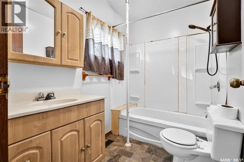 1038 Athabasca Street E, Moose Jaw, SK - Indoor Photo Showing Bathroom