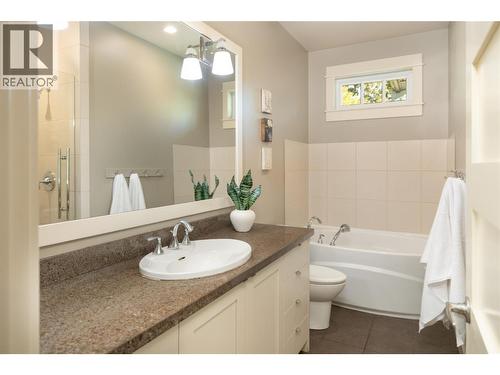 529 Knowles Road, Kelowna, BC - Indoor Photo Showing Bathroom