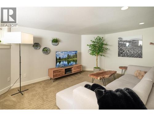 529 Knowles Road, Kelowna, BC - Indoor Photo Showing Living Room