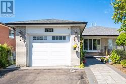 764 EAGLEMOUNT CRESCENT  Mississauga, ON L5C 1N9