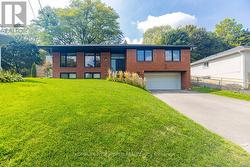 37 SHOULDICE COURT  Toronto, ON M2L 2S3