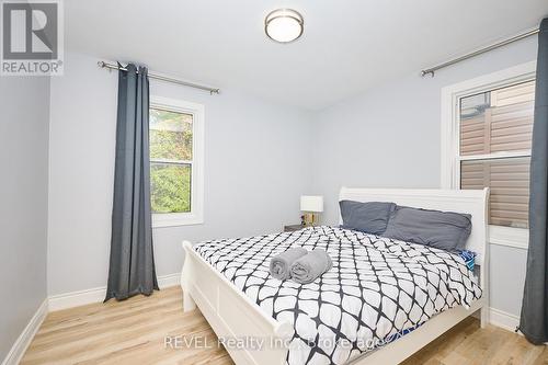 5659 Robinson Street, Niagara Falls (Dorchester), ON - Indoor Photo Showing Bedroom