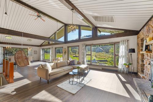 Salon - 445 Ch. De La Ferme, Val-Morin, QC 