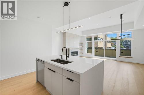 266 Baker Street Unit# 17, Nelson, BC - Indoor Photo Showing Kitchen With Double Sink With Upgraded Kitchen