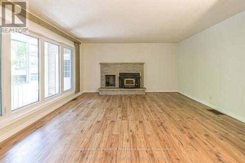 115 Douglas Street, Gravenhurst (Muskoka (S)), ON - Indoor Photo Showing Living Room With Fireplace
