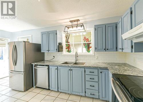 115 Douglas Street, Gravenhurst (Muskoka (S)), ON - Indoor Photo Showing Kitchen With Double Sink With Upgraded Kitchen
