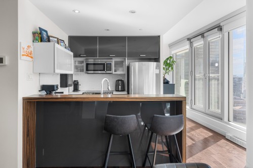 Cuisine - 1807-495 Av. Viger O., Montréal (Ville-Marie), QC - Indoor Photo Showing Kitchen With Upgraded Kitchen