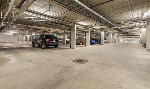 Garage - 201-1650 Rue St-Louis, Montréal (Saint-Laurent), QC - Indoor Photo Showing Garage