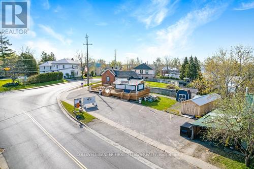 Lot of parking for customers - 106 Broadway Street W, Merrickville-Wolford, ON 