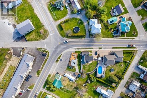 Traffic from several directions - 106 Broadway Street W, Merrickville-Wolford, ON 