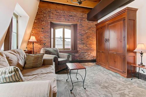 Salon - 314-165 Rue Du Marché-Finlay, Québec (La Cité-Limoilou), QC - Indoor