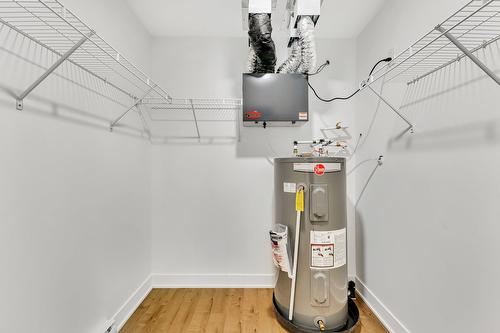 Penderie (Walk-in) - 9334 Rue Riverin, Brossard, QC - Indoor With Storage