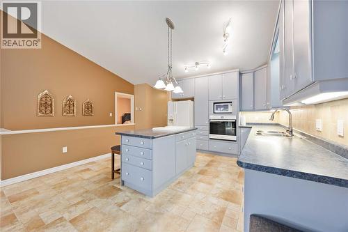 207 Cassandra Boulevard, Sarnia, ON - Indoor Photo Showing Kitchen With Double Sink