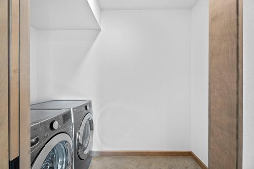 Salle de lavage - 819 Rue De La Campagne, Sainte-Adèle, QC - Indoor Photo Showing Laundry Room