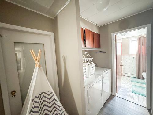 Passageway - 981  - 983 Rue De Montcalm, Berthierville, QC - Indoor Photo Showing Laundry Room