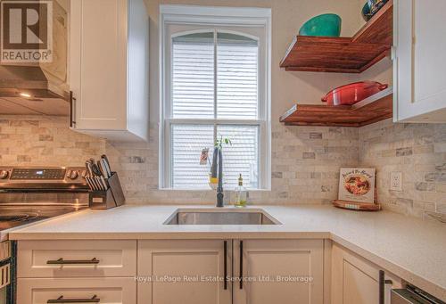 92 Adam Street, Cambridge, ON - Indoor Photo Showing Kitchen