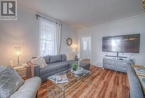 92 Adam Street, Cambridge, ON - Indoor Photo Showing Living Room