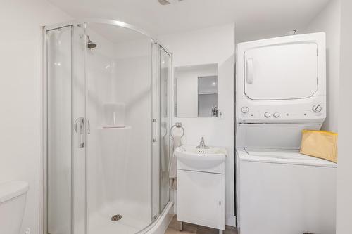 Salle de bains - 3381  - 3385A Av. Des Églises, Lévis (Les Chutes-De-La-Chaudière-Est), QC - Indoor Photo Showing Laundry Room