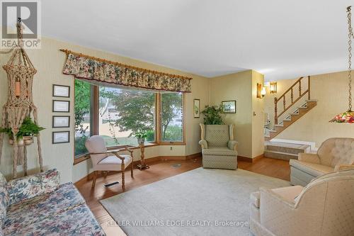 33 Goldfinch Road, Hamilton, ON - Indoor Photo Showing Living Room