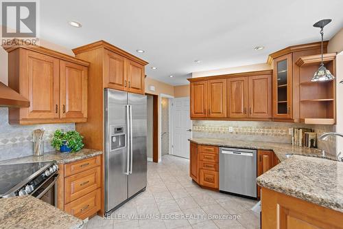 33 Goldfinch Road, Hamilton, ON - Indoor Photo Showing Kitchen