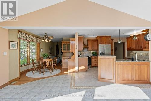 33 Goldfinch Road, Hamilton, ON - Indoor Photo Showing Kitchen